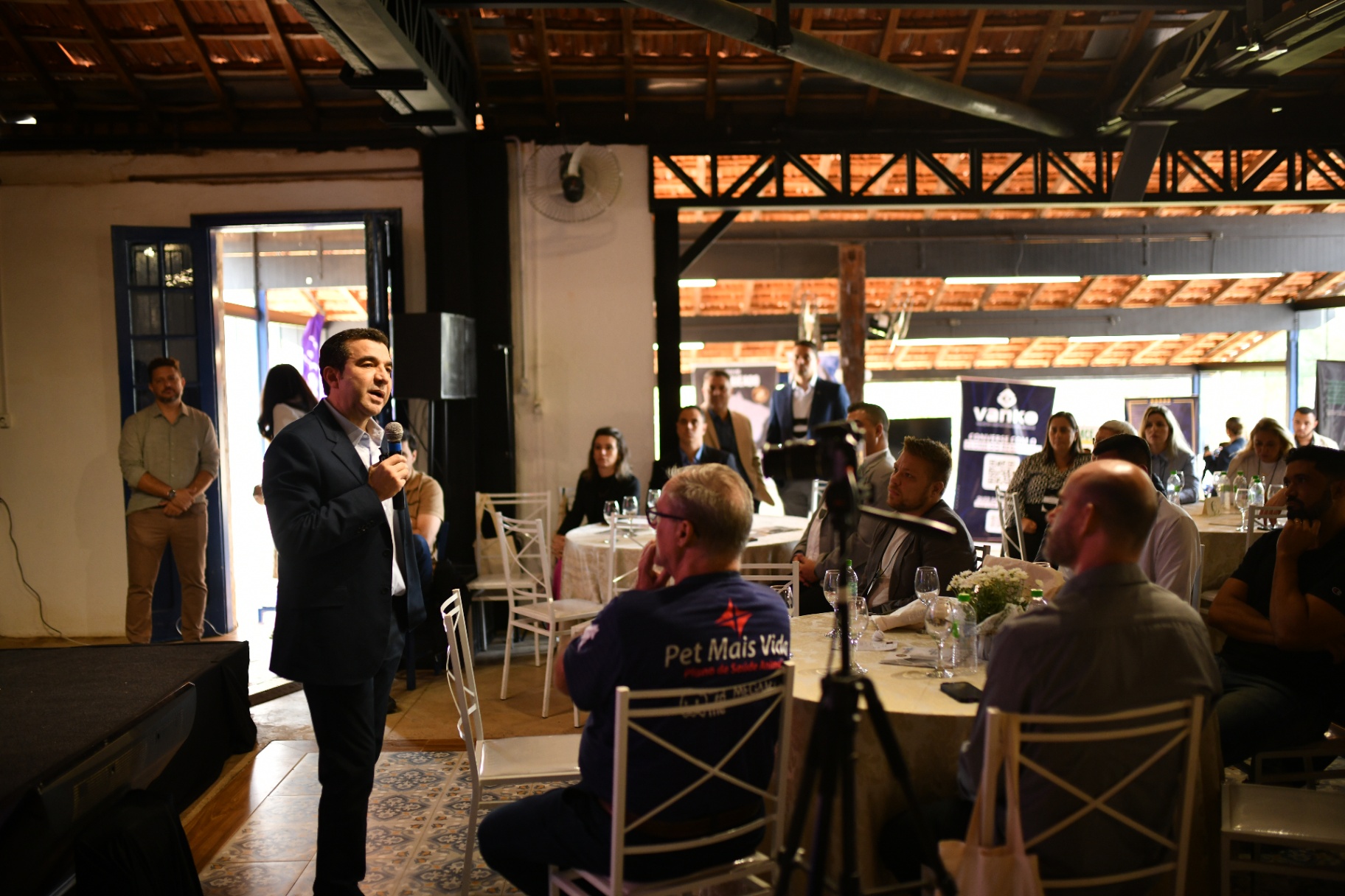 Palestrante apresentando para os convidados
