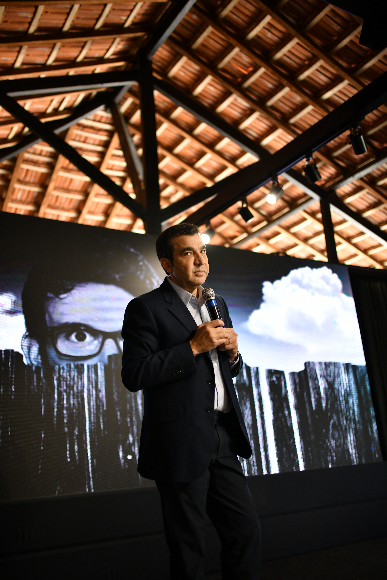 Palestrante no palco da Conexão Empresarial